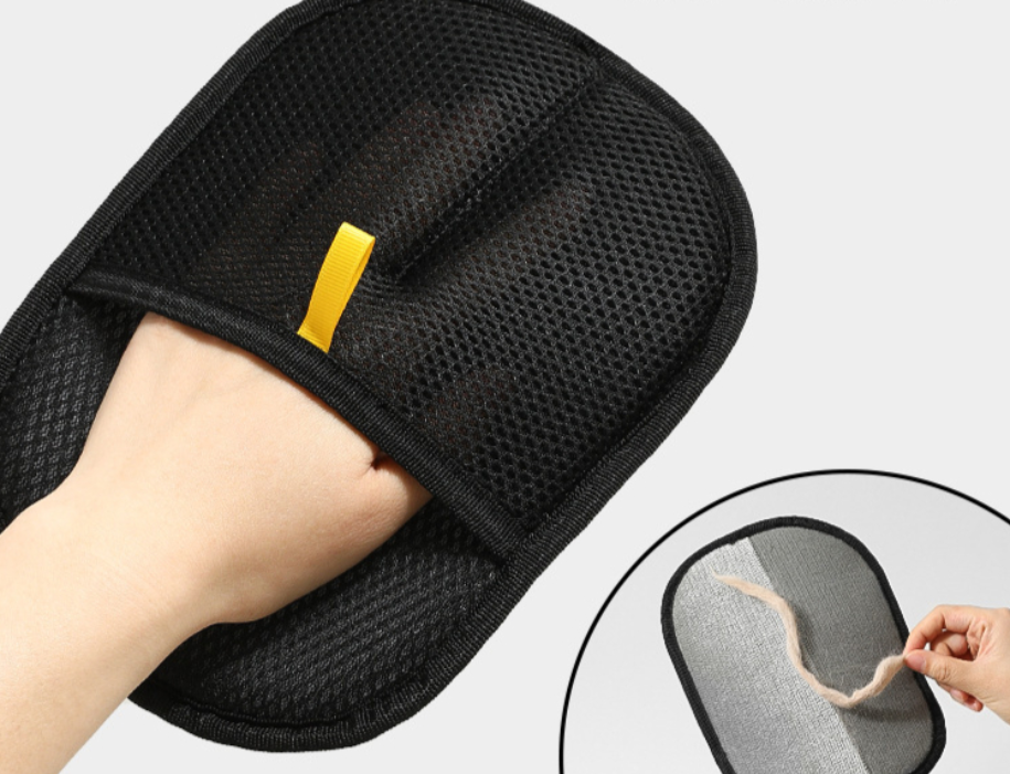 Mesh hand pocket on the back of the reusable cleaning glove